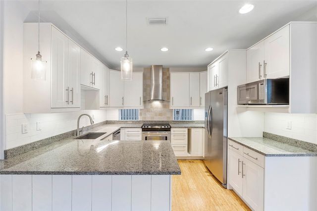 825 NE 17th Way, Fort Lauderdale, FL 33304