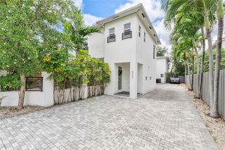 825 NE 17th Way, Fort Lauderdale, FL 33304
