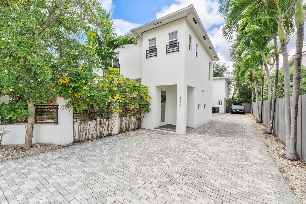 825 NE 17th Way, Fort Lauderdale, FL 33304