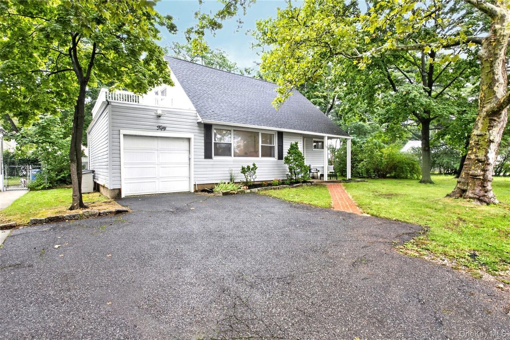 50 Commander Avenue, Garden City, NY 11530 — photo 3