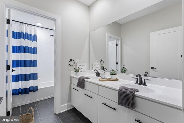 42464 MILDRED LANDING SQ, Ashburn, VA 20148