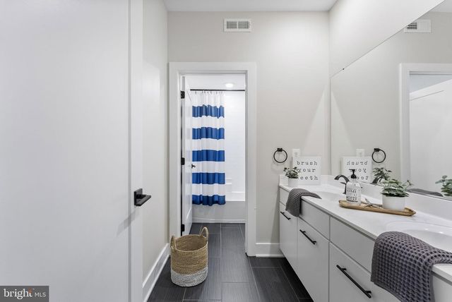 42464 MILDRED LANDING SQ, Ashburn, VA 20148