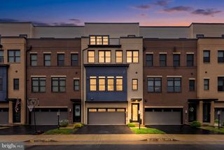 42464 MILDRED LANDING SQ, Ashburn, VA 20148