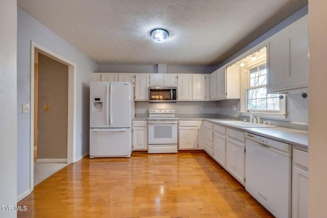 2809 Oak Cliff Court, Johnson City, TN 37601