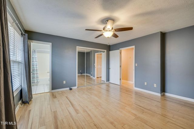 2809 Oak Cliff Court, Johnson City, TN 37601