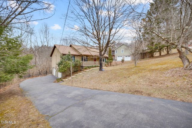 2809 Oak Cliff Court, Johnson City, TN 37601