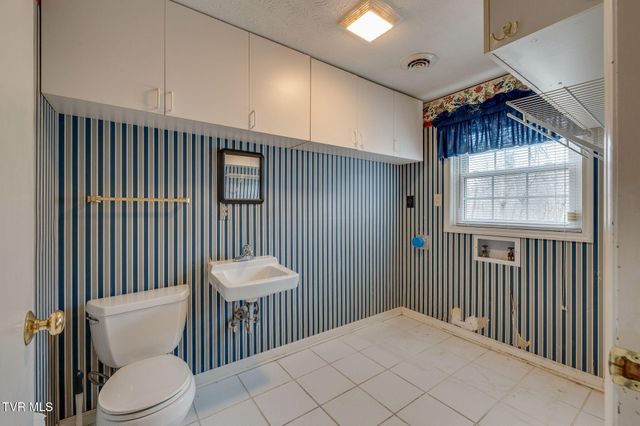 2809 Oak Cliff Court, Johnson City, TN 37601