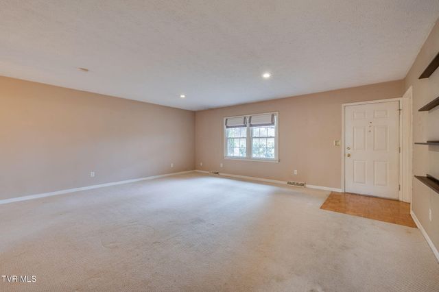 2809 Oak Cliff Court, Johnson City, TN 37601