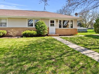 813 Riverview DRIVE, Plymouth, WI 53073