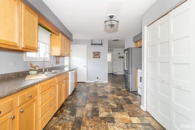 732 E County Road 300 S, New Castle, IN 47362