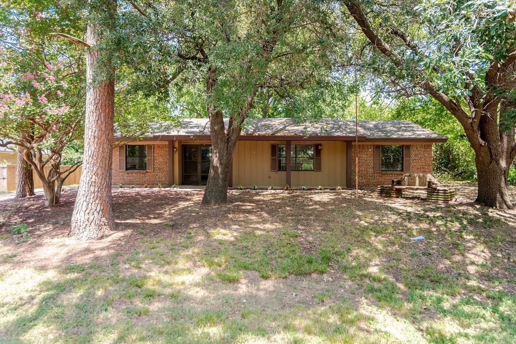 611 Cain Street, Lake Dallas, TX 75065