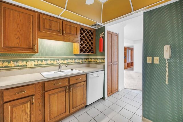 1 KEY CAPRI 209E, Treasure Island, FL 33706