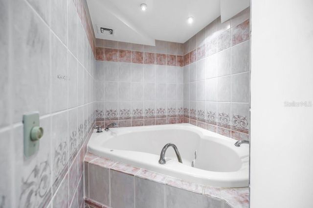 1 KEY CAPRI 209E, Treasure Island, FL 33706