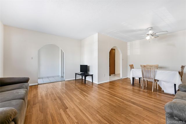 94 Conklin Street, Farmingdale, NY 11735