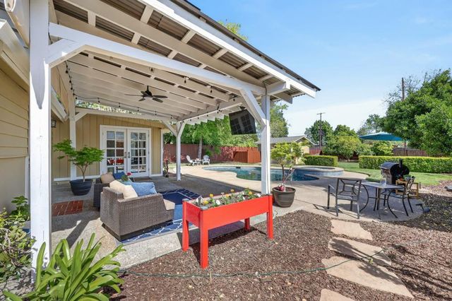 3620 E Country Club Ln, Sacramento, CA 95821