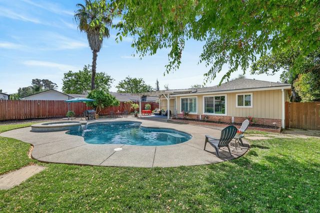 3620 E Country Club Ln, Sacramento, CA 95821