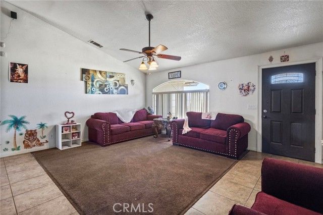 15120 Live Oak St, Hesperia, CA 92345