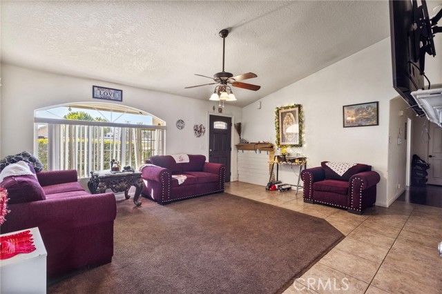 15120 Live Oak St, Hesperia, CA 92345