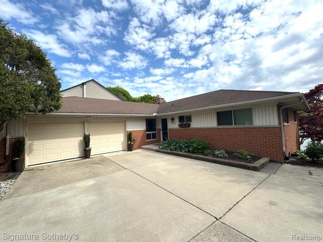 2497 W Walton Boulevard, Waterford, MI 48329