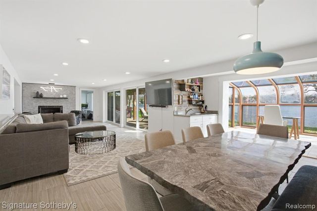 2497 W Walton Boulevard, Waterford, MI 48329