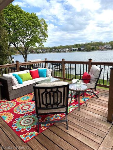 2497 W Walton Boulevard, Waterford, MI 48329