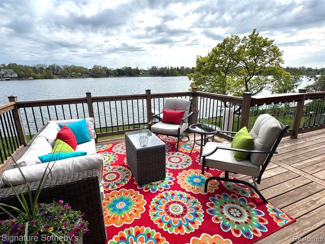 2497 W Walton Boulevard, Waterford, MI 48329