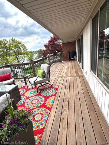 2497 W Walton Boulevard, Waterford, MI 48329