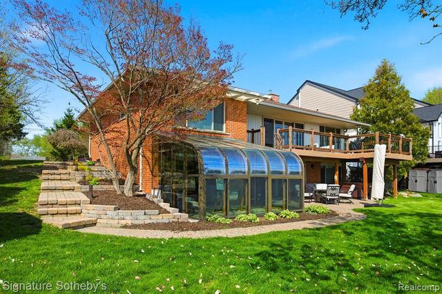 2497 W Walton Boulevard, Waterford, MI 48329