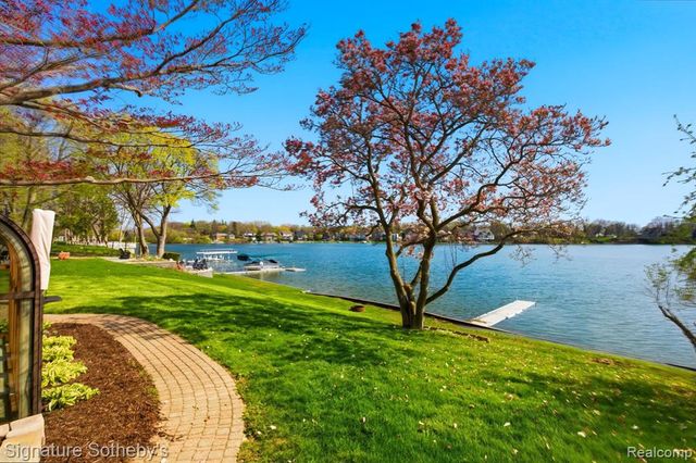 2497 W Walton Boulevard, Waterford, MI 48329