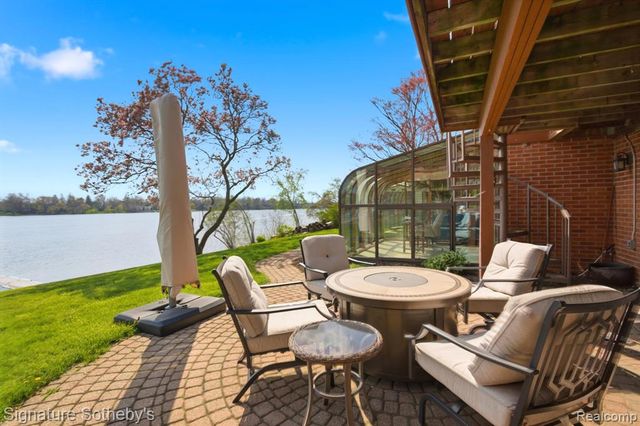 2497 W Walton Boulevard, Waterford, MI 48329