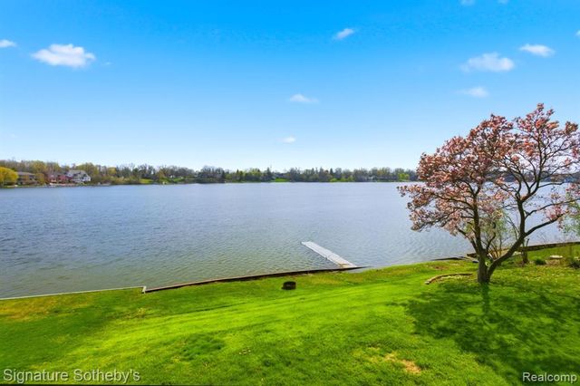 2497 W Walton Boulevard, Waterford, MI 48329
