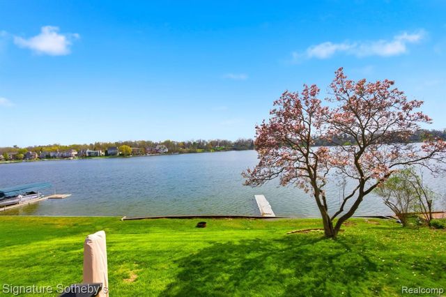 2497 W Walton Boulevard, Waterford, MI 48329