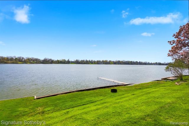 2497 W Walton Boulevard, Waterford, MI 48329