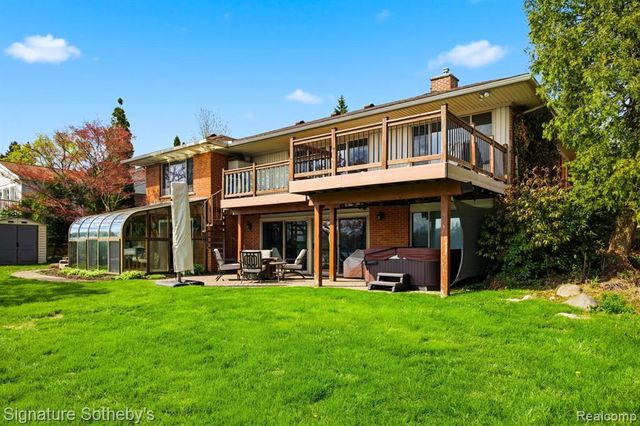 2497 W Walton Boulevard, Waterford, MI 48329