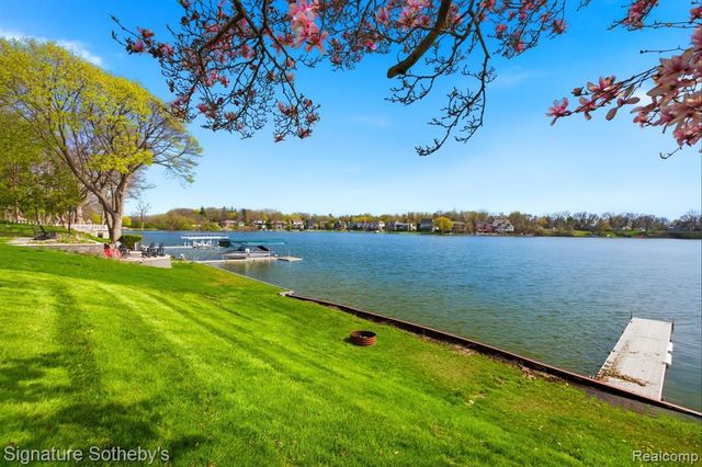 2497 W Walton Boulevard, Waterford, MI 48329