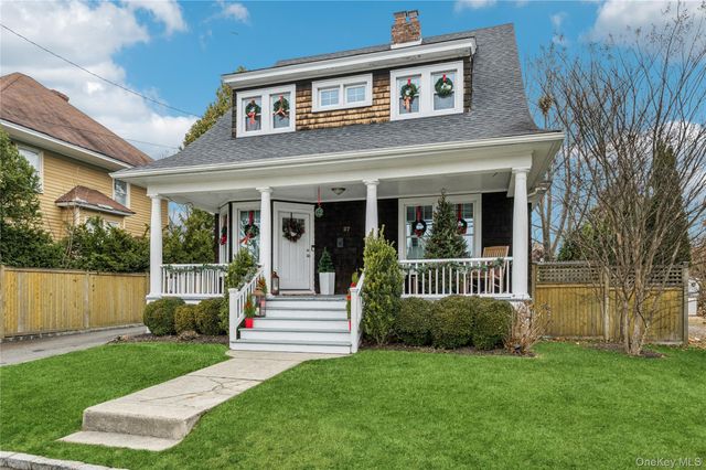 27 Hewlett Court, Babylon, NY 11702