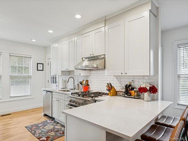 27 Hewlett Court, Babylon, NY 11702