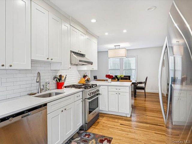 27 Hewlett Court, Babylon, NY 11702