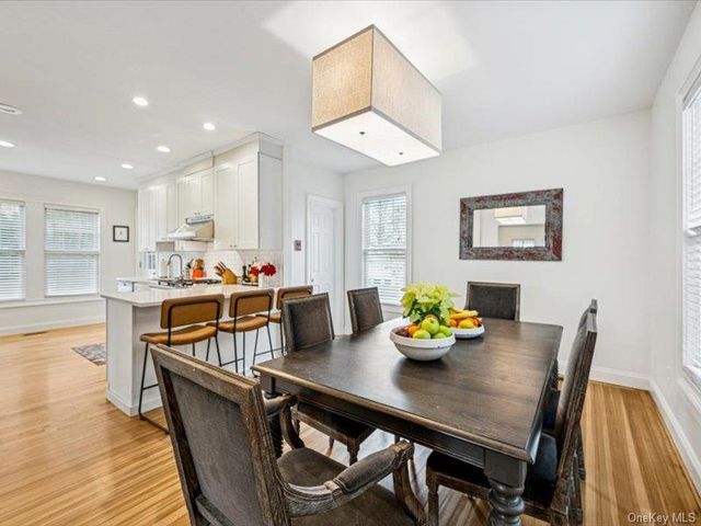 27 Hewlett Court, Babylon, NY 11702