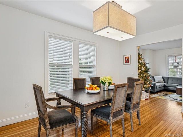 27 Hewlett Court, Babylon, NY 11702