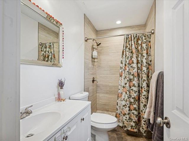 27 Hewlett Court, Babylon, NY 11702