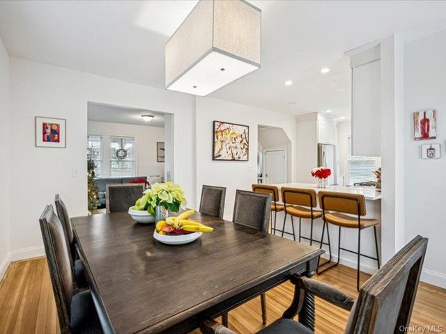 27 Hewlett Court, Babylon, NY 11702