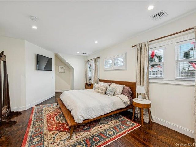 27 Hewlett Court, Babylon, NY 11702