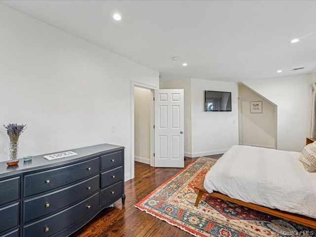 27 Hewlett Court, Babylon, NY 11702