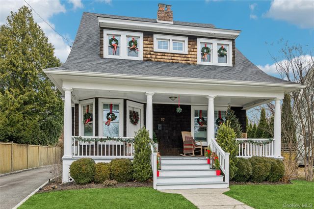 27 Hewlett Court, Babylon, NY 11702