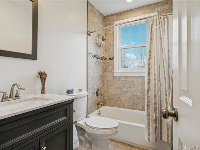 27 Hewlett Court, Babylon, NY 11702