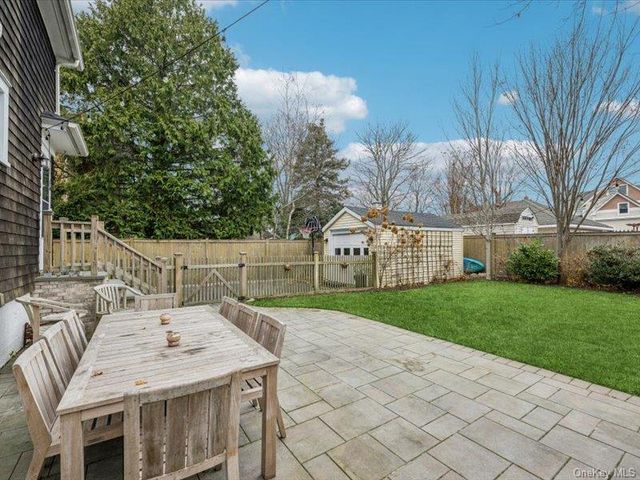 27 Hewlett Court, Babylon, NY 11702
