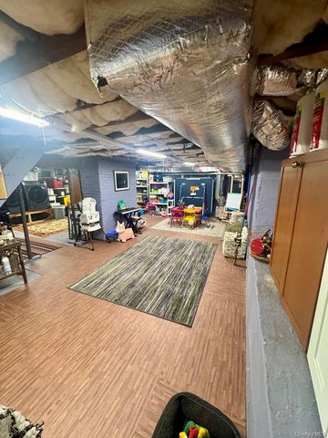 27 Hewlett Court, Babylon, NY 11702