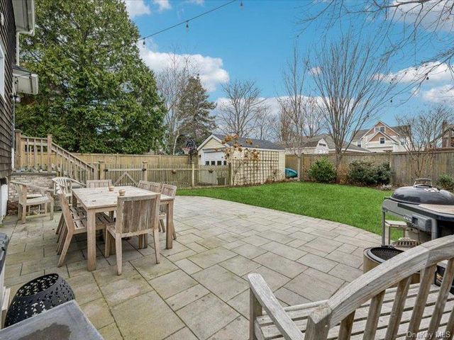 27 Hewlett Court, Babylon, NY 11702