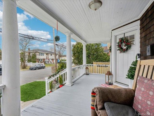 27 Hewlett Court, Babylon, NY 11702